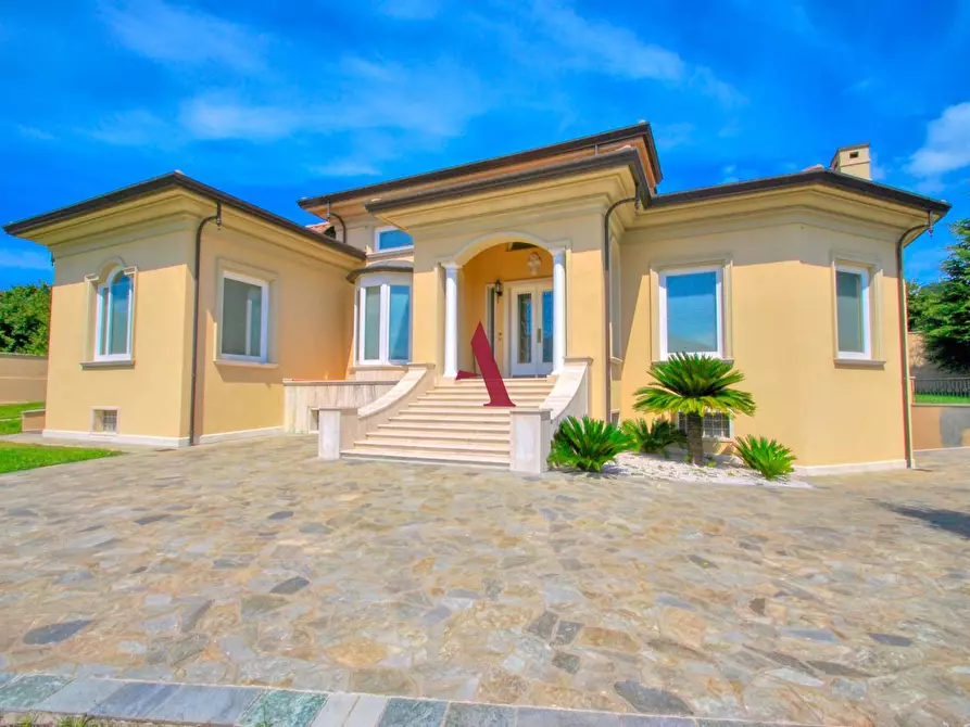 Immagine 2 di Villa in vendita  a Forino