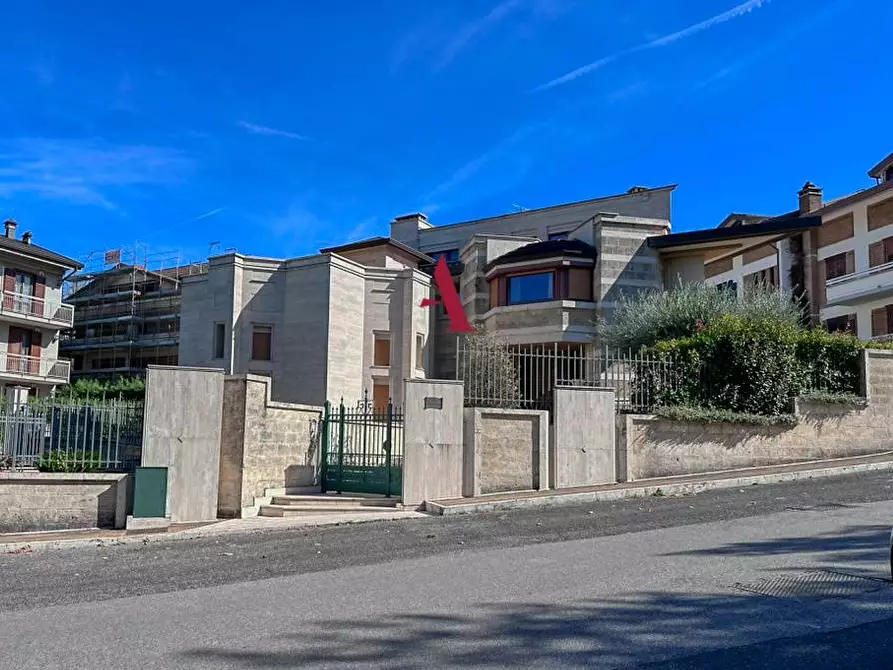 Immagine 2 di Villa in vendita  a Avellino