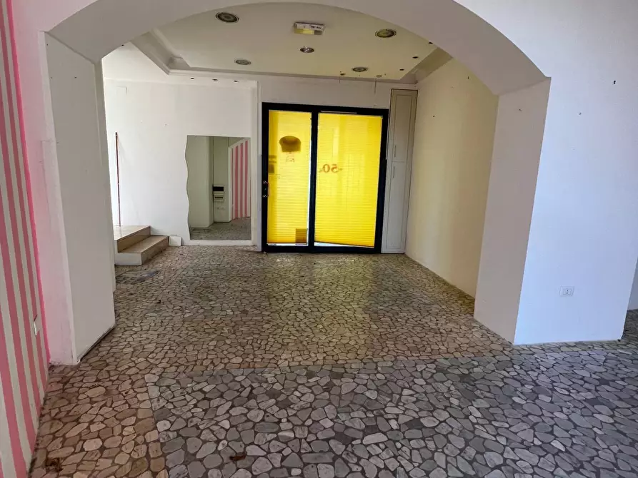 Immagine 10 di Locale commerciale in affitto  in via d'afflitto a Ariano Irpino