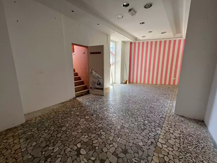 Immagine 11 di Locale commerciale in affitto  in via d'afflitto a Ariano Irpino