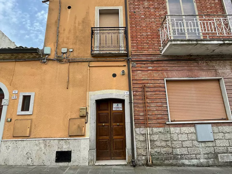 Immagine 1 di Casa semindipendente in vendita  in Corso Vittorio Emanuele a Savignano Irpino