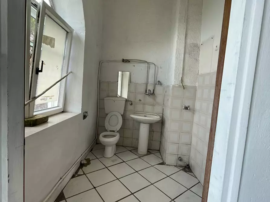 Immagine 11 di Locale commerciale in vendita  in Corso Vittorio Emanuele a Ariano Irpino