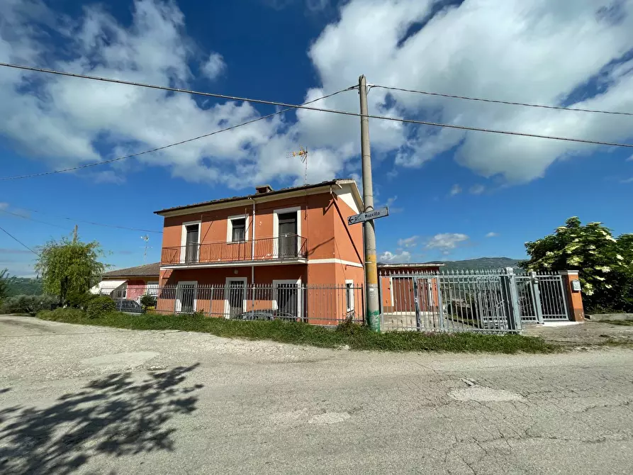Immagine 1 di Casa indipendente in vendita  in c/da Muccillo a Montecalvo Irpino