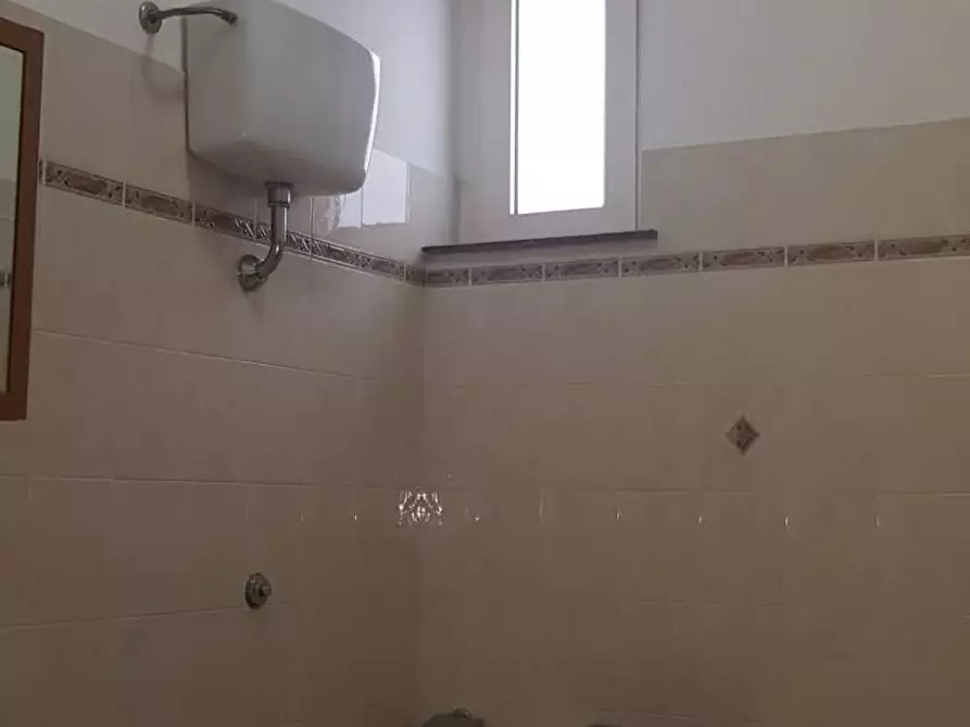 Immagine 10 di Locale commerciale in vendita  in Via Padre Carlo Orazi a Castorano