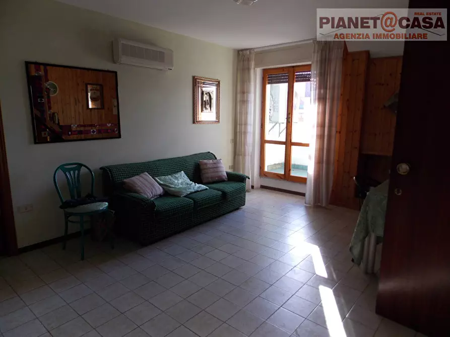 Immagine 5 di Appartamento in vendita  in Via Ugo Foscolo a Martinsicuro