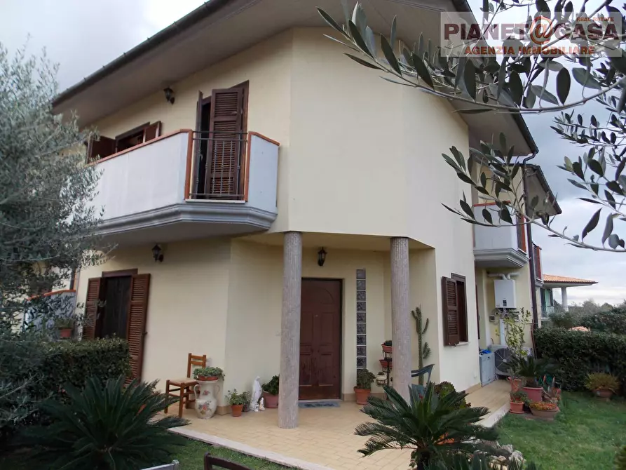 Immagine 1 di Villa in vendita  in Via Verona a Folignano