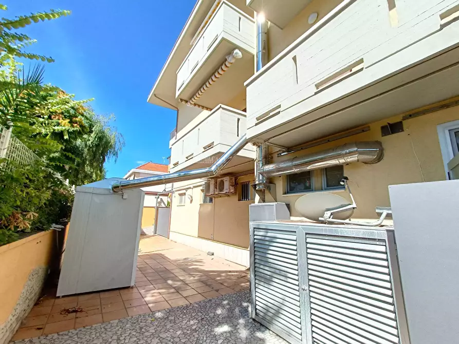 Immagine 23 di Locale commerciale in affitto  in LUNGOMARE EUROPA a Martinsicuro