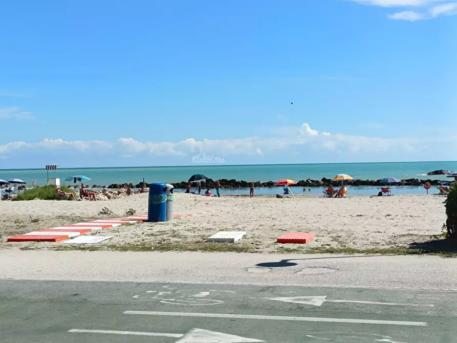 Immagine 25 di Locale commerciale in affitto  in LUNGOMARE EUROPA a Martinsicuro