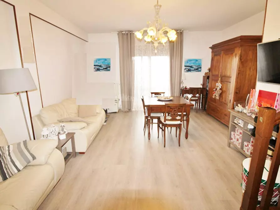 Immagine 3 di Appartamento in vendita  in via bixio a Monsampolo Del Tronto