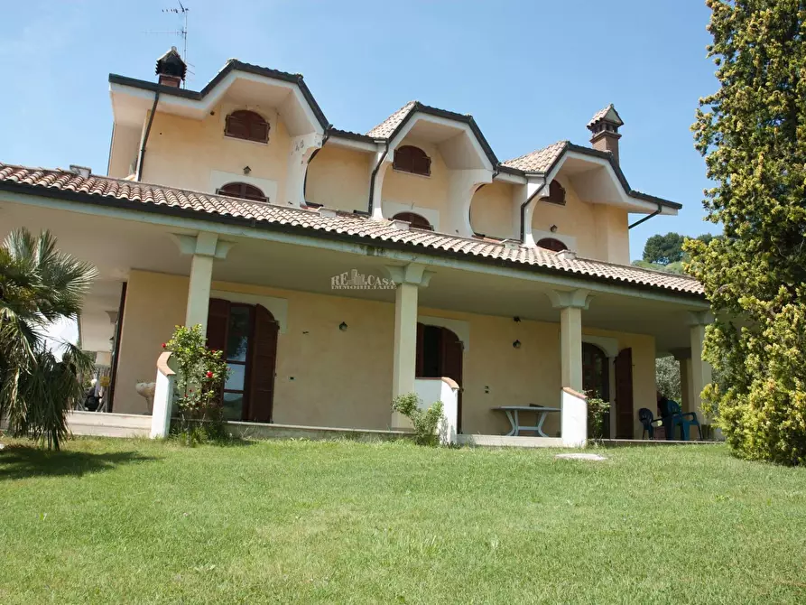 Immagine 1 di Villa in vendita  in Contrada Montecretaccio a San Benedetto Del Tronto