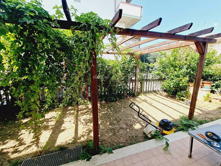 Immagine 5 di Appartamento in vendita  in Via Leopardi a Colli Del Tronto