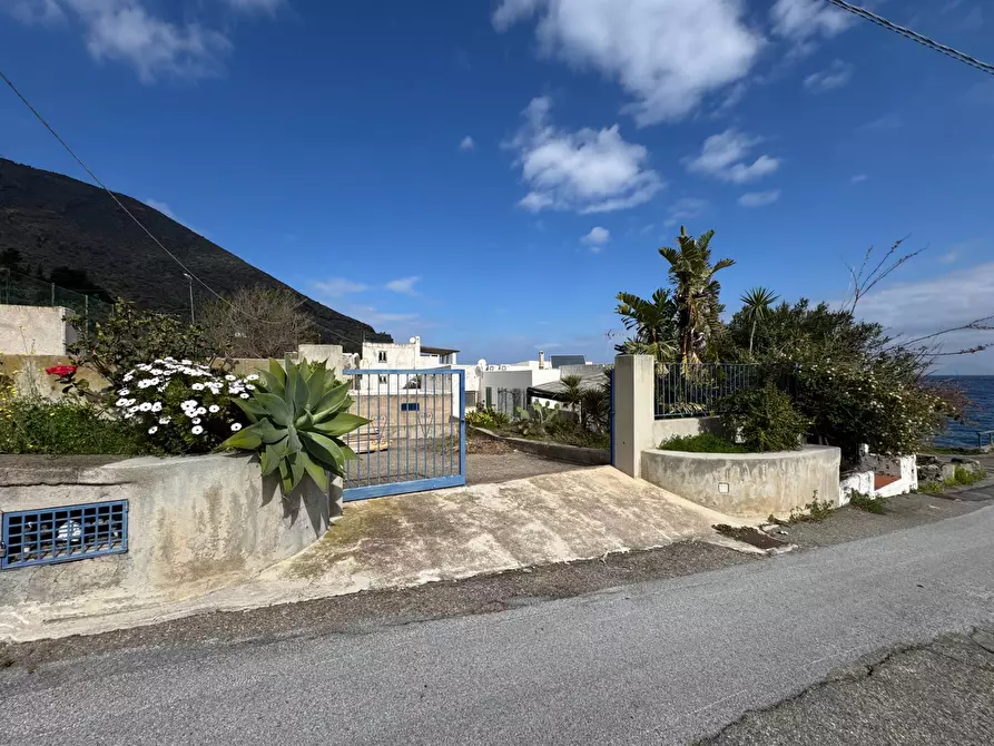 Immagine 2 di Magazzino in vendita  in Via Barone a Santa Marina Salina