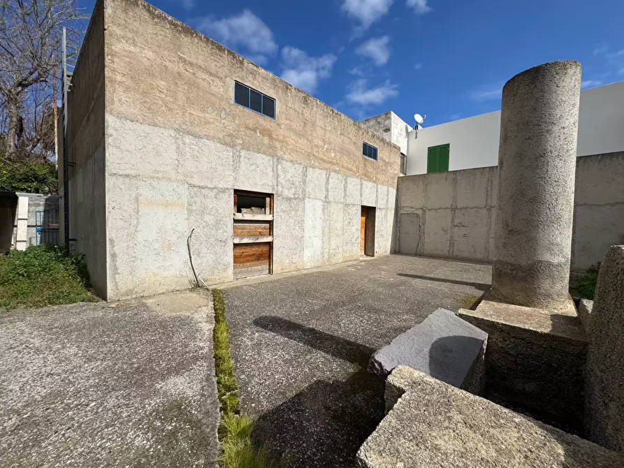 Immagine 12 di Magazzino in vendita  in Via Barone a Santa Marina Salina