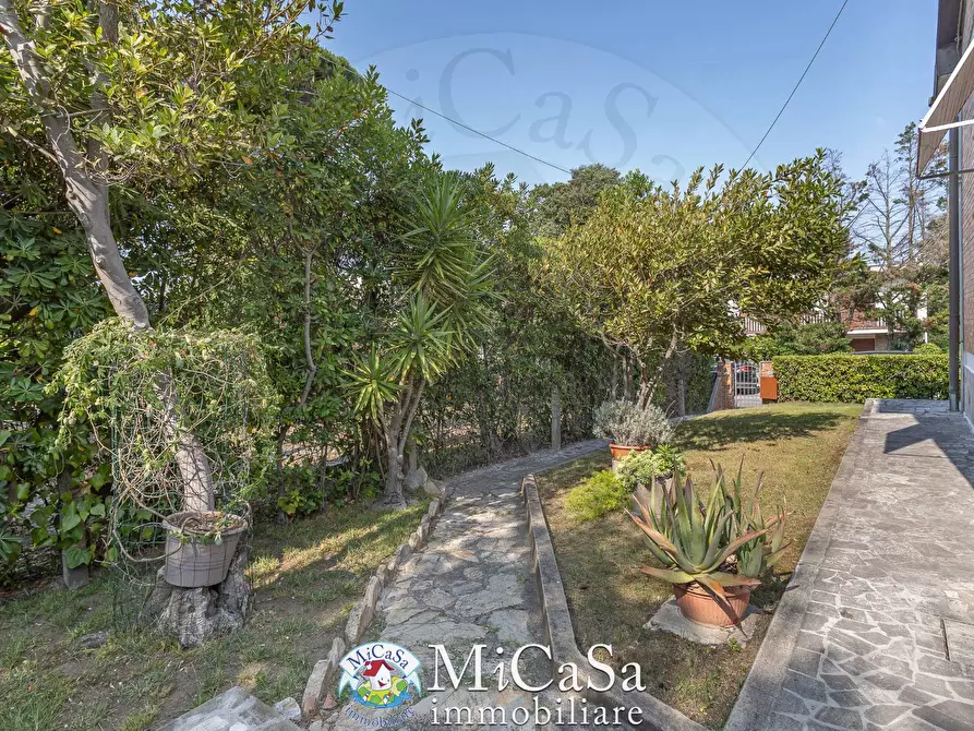 Immagine 10 di Villa in vendita  in Via Delle Agavi a Pisa