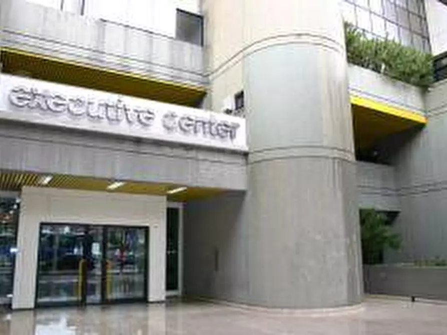 Immagine 2 di Box auto in vendita  in via Amendola - Executive Center - a Bari