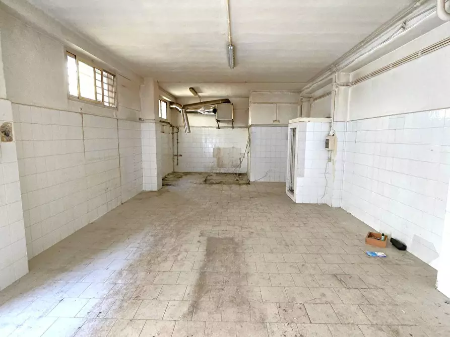 Immagine 6 di Locale commerciale in affitto  in via fanelli a Bari