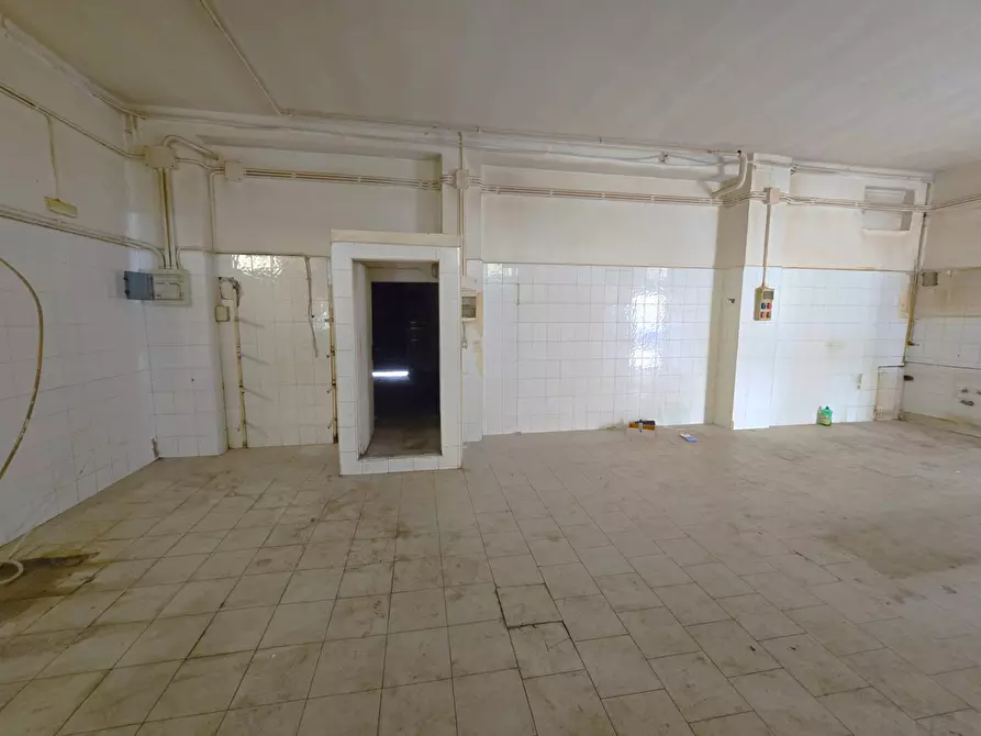 Immagine 7 di Locale commerciale in affitto  in via fanelli a Bari