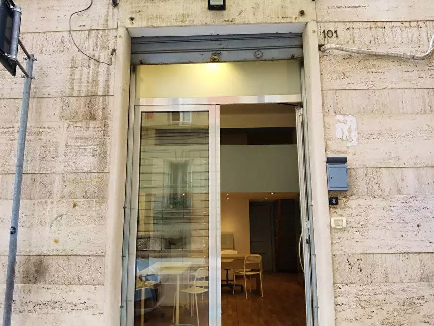 Immagine 2 di Locale commerciale in vendita  in VIA DEI MILLE a Bari