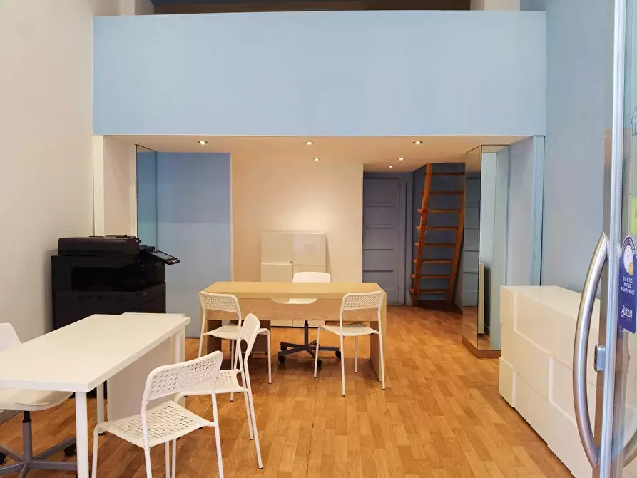 Immagine 3 di Locale commerciale in vendita  in VIA DEI MILLE a Bari