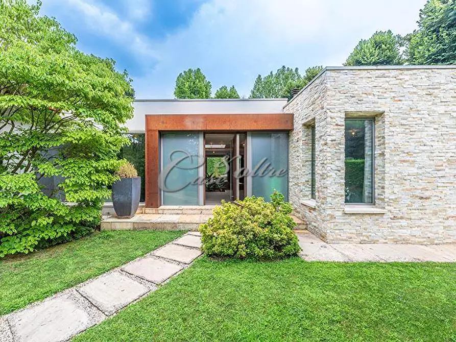 Immagine 3 di Villa in vendita  in Piazza Castello a Carimate