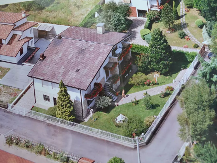 Immagine 1 di Villa in vendita  in via bustigatti a Capriate San Gervasio