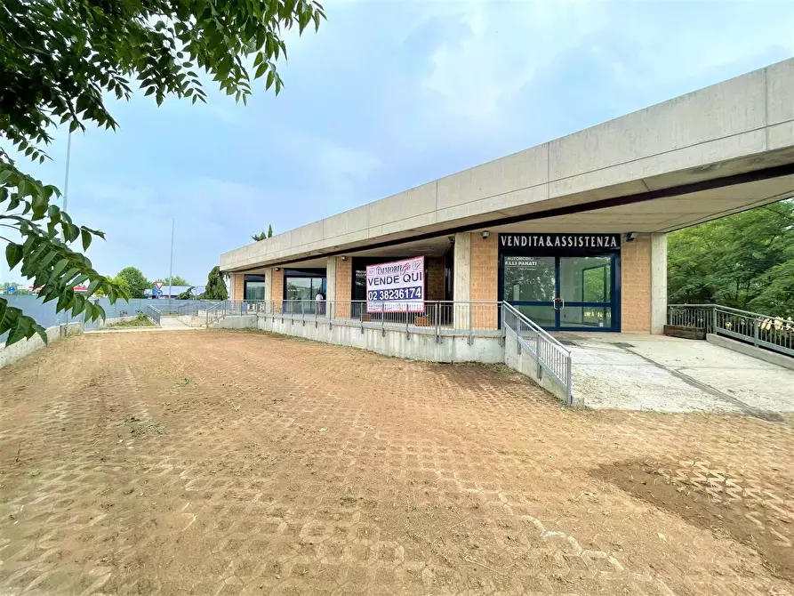 Immagine 2 di Locale commerciale in vendita  in via antonio meucci a Isso