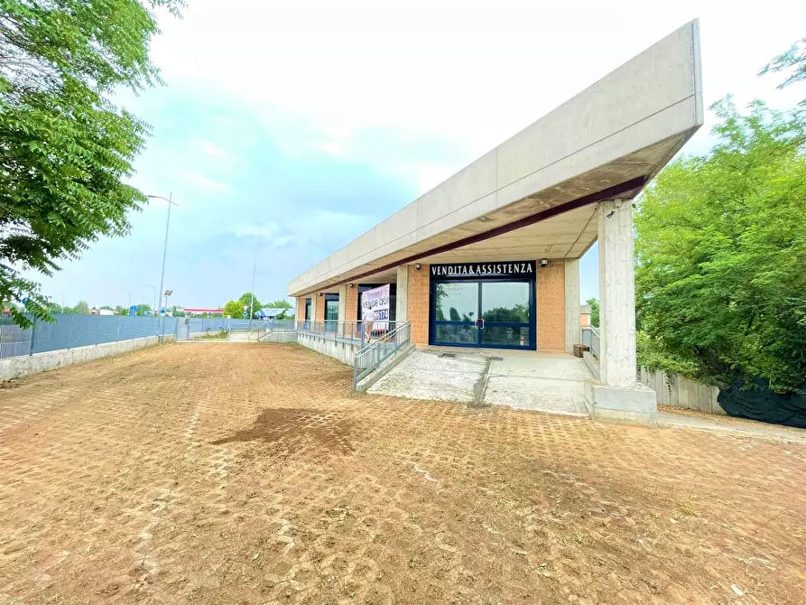 Immagine 3 di Locale commerciale in vendita  in via antonio meucci a Isso