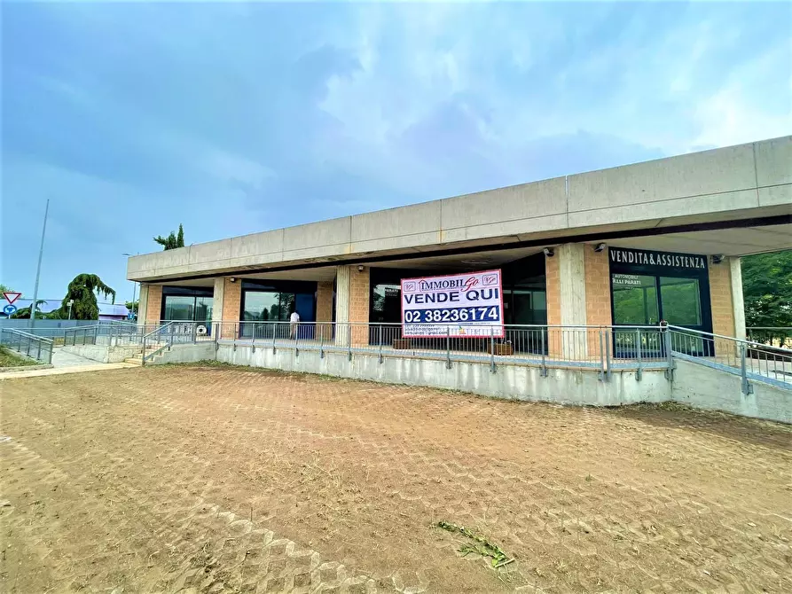 Immagine 11 di Locale commerciale in vendita  in via antonio meucci a Isso