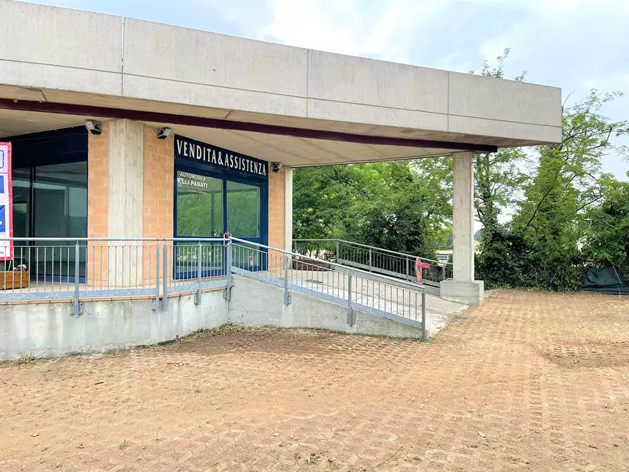 Immagine 12 di Locale commerciale in vendita  in via antonio meucci a Isso