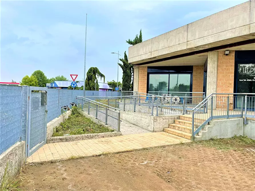 Immagine 13 di Locale commerciale in vendita  in via antonio meucci a Isso
