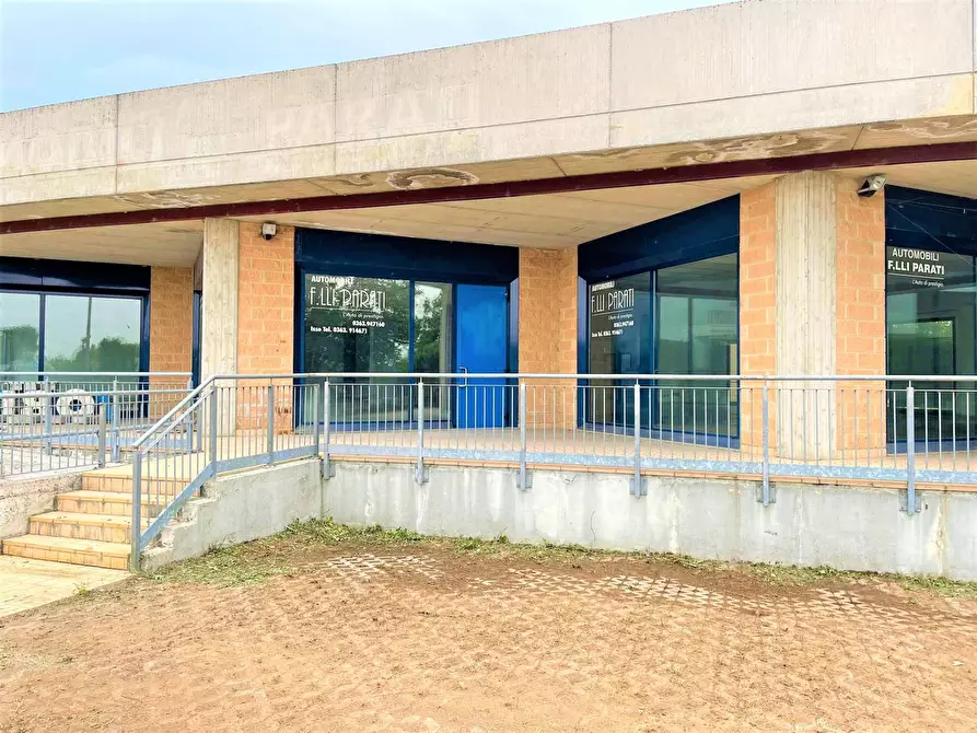 Immagine 14 di Locale commerciale in vendita  in via antonio meucci a Isso