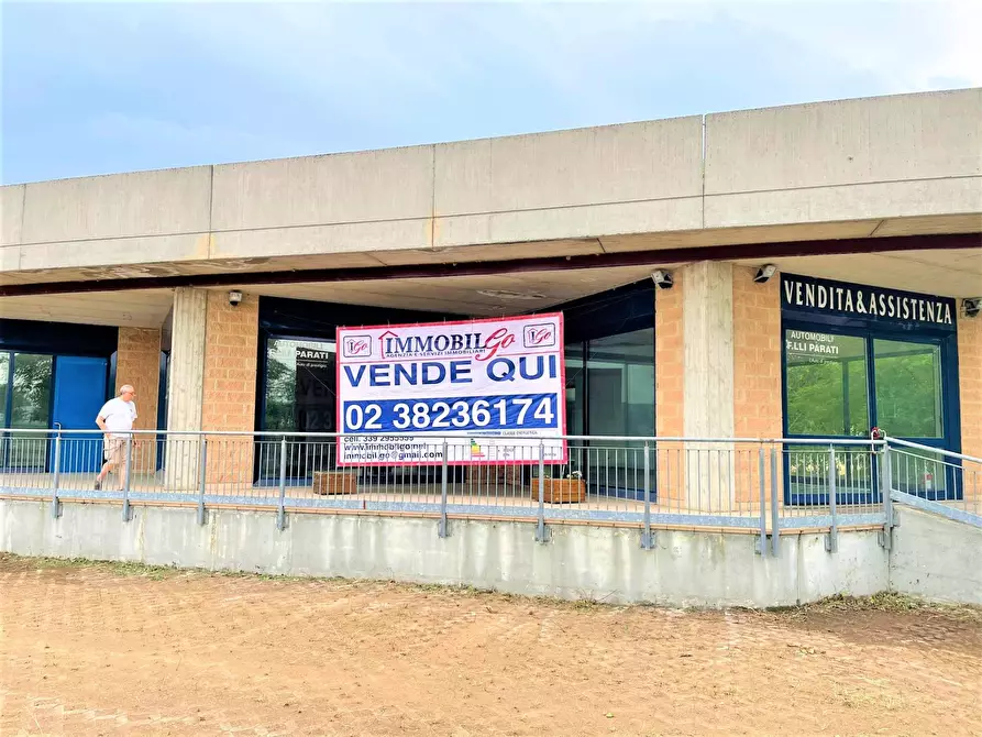 Immagine 15 di Locale commerciale in vendita  in via antonio meucci a Isso