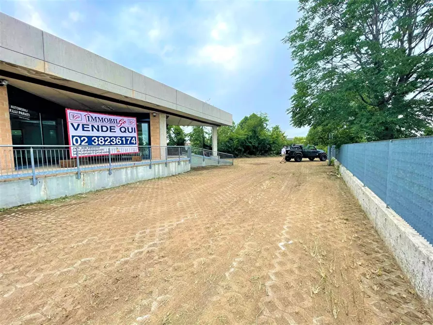 Immagine 16 di Locale commerciale in vendita  in via antonio meucci a Isso