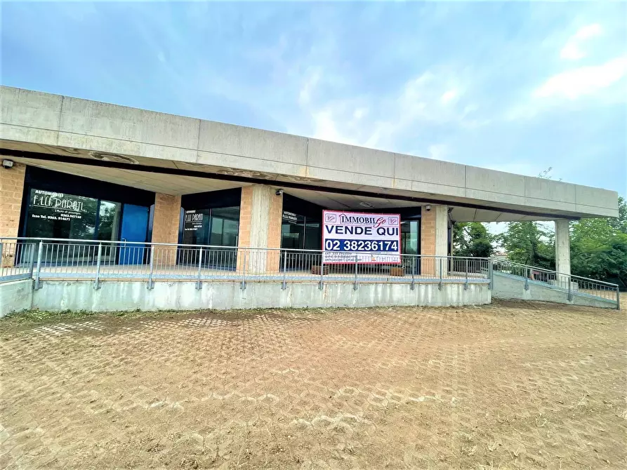 Immagine 17 di Locale commerciale in vendita  in via antonio meucci a Isso