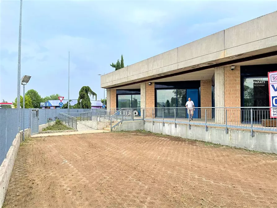 Immagine 18 di Locale commerciale in vendita  in via antonio meucci a Isso