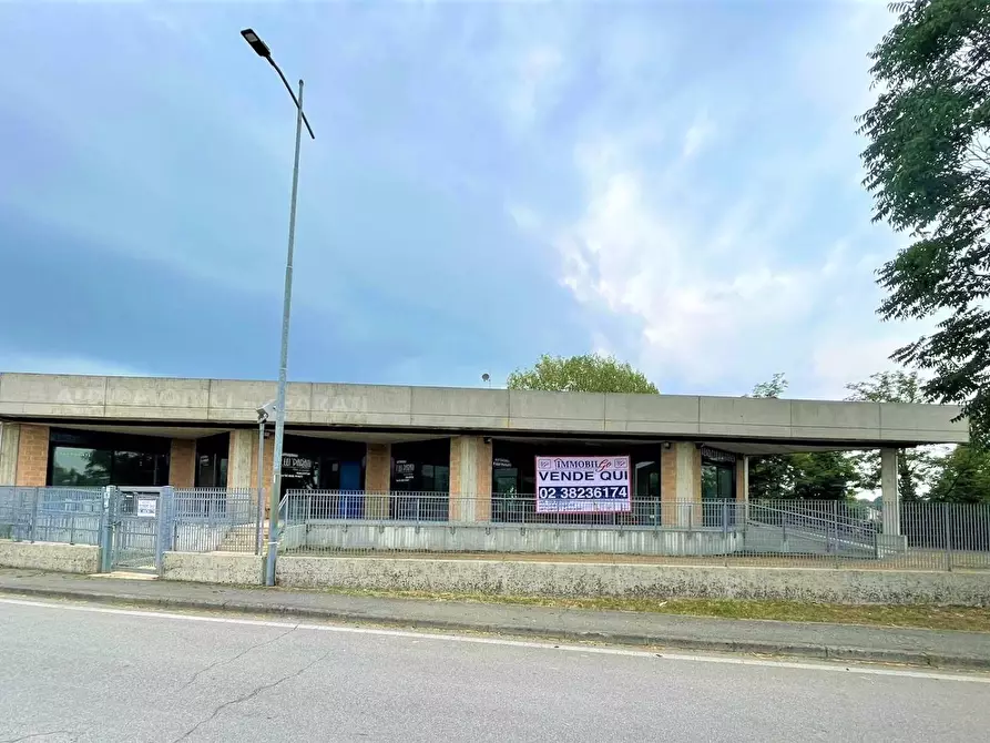 Immagine 19 di Locale commerciale in vendita  in via antonio meucci a Isso