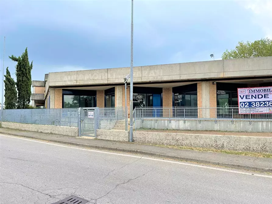 Immagine 21 di Locale commerciale in vendita  in via antonio meucci a Isso