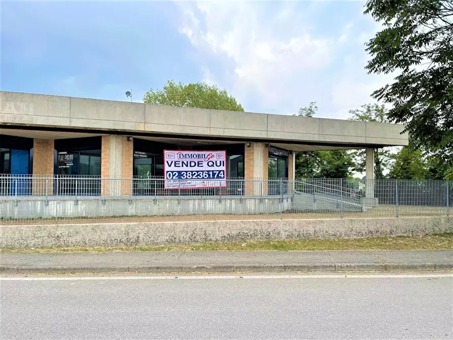 Immagine 22 di Locale commerciale in vendita  in via antonio meucci a Isso