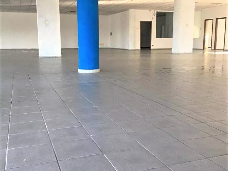 Immagine 10 di Locale commerciale in vendita  in via antonio meucci a Isso