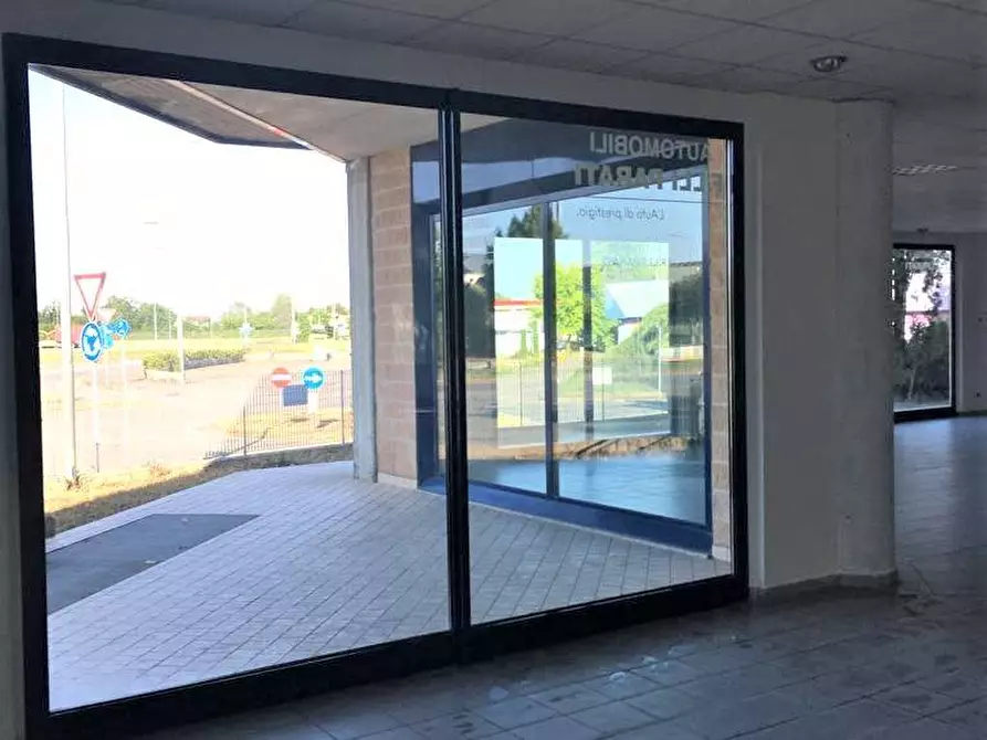 Immagine 8 di Locale commerciale in vendita  in via antonio meucci a Isso