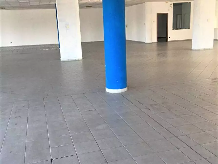 Immagine 9 di Locale commerciale in vendita  in via antonio meucci a Isso