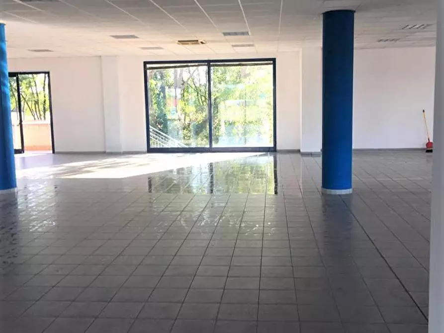 Immagine 7 di Locale commerciale in vendita  in via antonio meucci a Isso