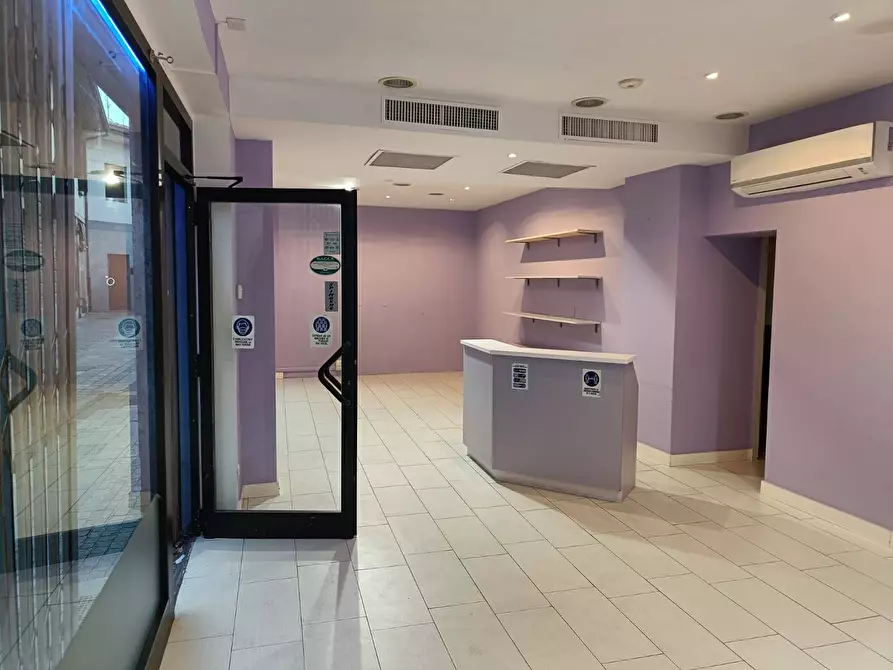Immagine 6 di Negozio in vendita  a Trezzo Sull'adda