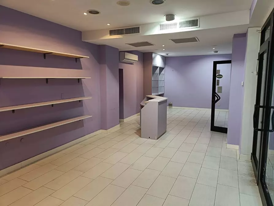 Immagine 7 di Negozio in vendita  a Trezzo Sull'adda