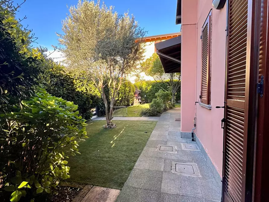 Immagine 7 di Villa in vendita  in va san francesco a Busnago