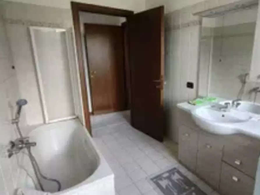 Immagine 5 di Appartamento in vendita  in via vittorio veneto a Bonate Sotto