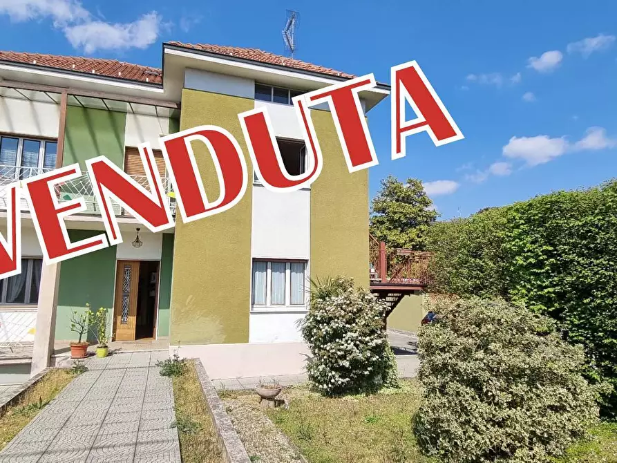 Immagine 1 di Villa in vendita  in via PEZZI a Capriate San Gervasio