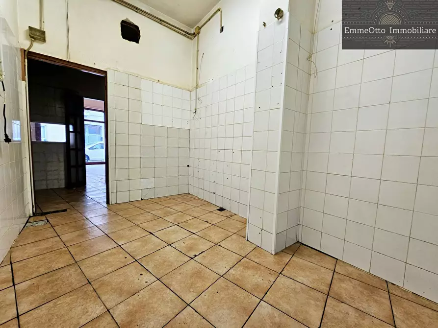 Immagine 7 di Locale commerciale in vendita  in via san Lorenzo a Monserrato