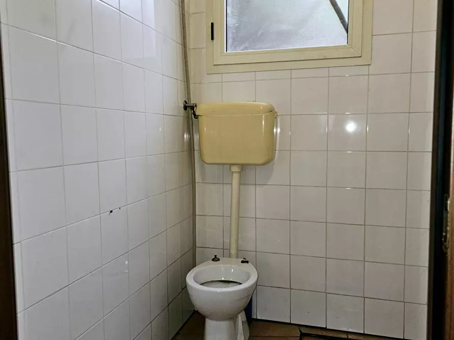 Immagine 8 di Locale commerciale in vendita  in via san Lorenzo a Monserrato