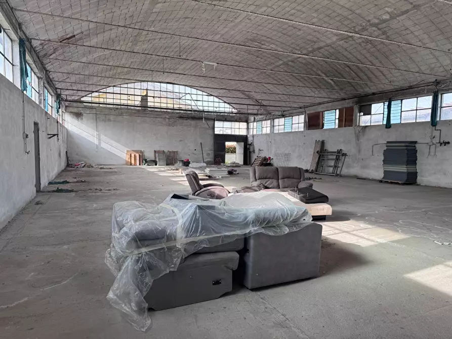 Immagine 2 di Locale commerciale in vendita  a Buti